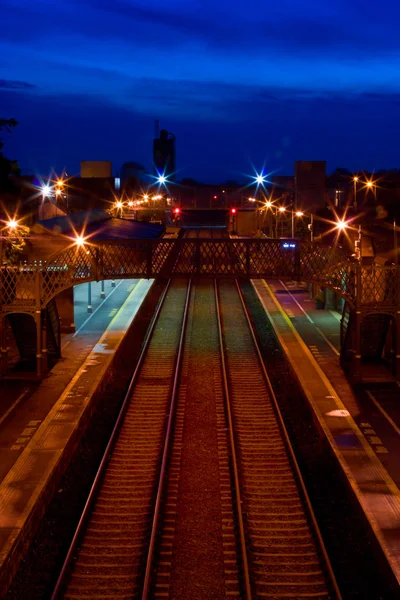 Железнодорожный вокзал в сумерках — стоковое фото