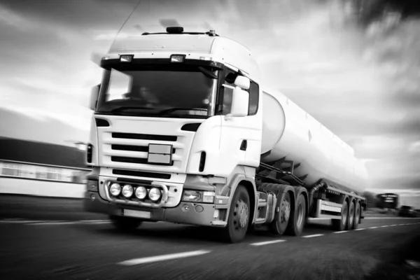 Bränsle lastbil i rörelse, svart och vitt — Stockfoto