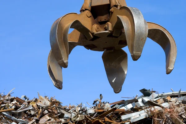 Crane grabber up on the metal heap — Stock Photo, Image