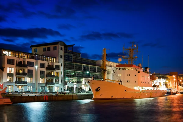 高威码头夜 vew 与一艘船 — 图库照片