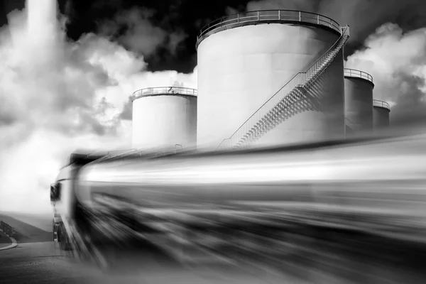 Kamyon yakıt tankı siyah ve beyaz — Stok fotoğraf