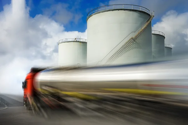 Vůz s palivovou nádrží v pohybu — Stock fotografie