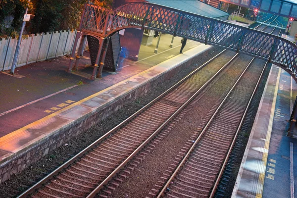Estação de trem com luzes ao entardecer — Fotografia de Stock
