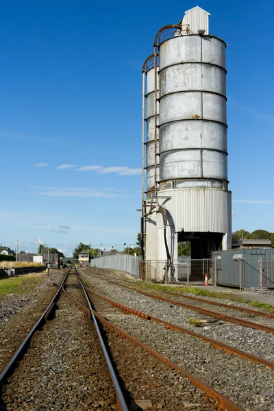 Eisenbahn und Treibstofftanks — Stockfoto