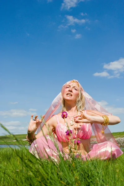 Kobieta w różowej sukience azjatycki śpiew — Zdjęcie stockowe