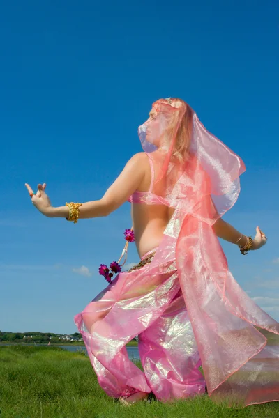 在草地上的粉红色跳舞的女人 — 图库照片