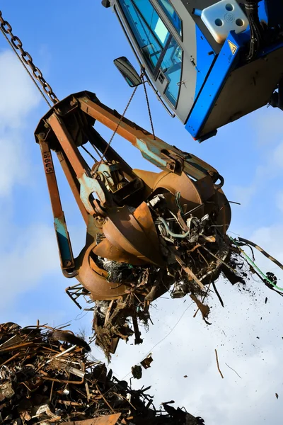 Kraan grabbelen laden recycling staal — Stockfoto