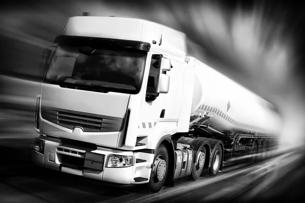 Vrachtwagen met brandstoftank black and white — Stockfoto