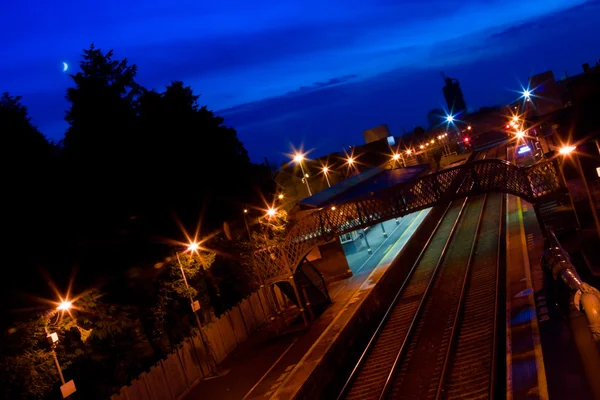 Estação de trem no crepúsculo e lua nova — Fotografia de Stock