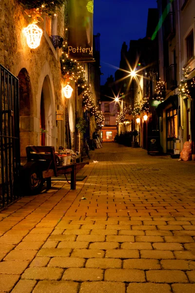 Alte Straße mit Lichtern geschmückt — Stockfoto