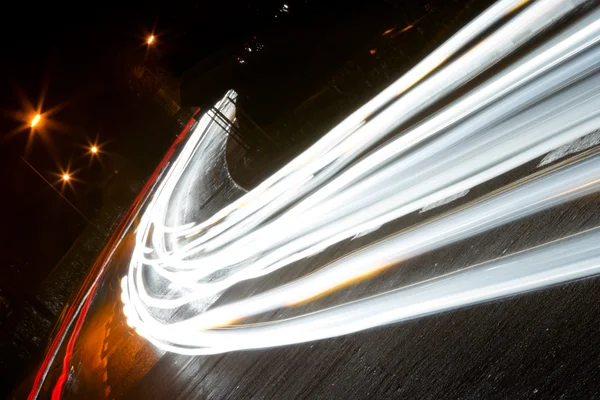 Auto beleuchtet Wege — Stockfoto
