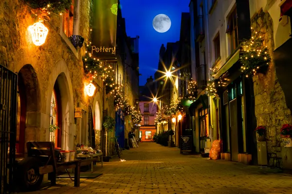 밤에 조명과 함께 오래 된 거리 — 스톡 사진