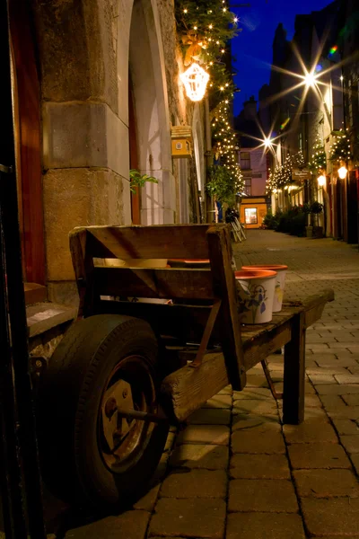 Rua da cidade velha com luzes à noite — Fotografia de Stock