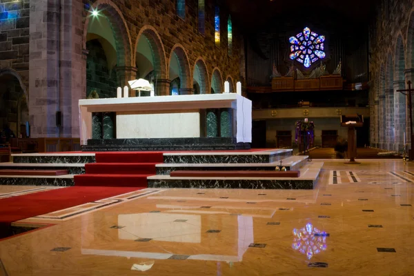 Interieur van de kathedraal met staind glas — Stockfoto