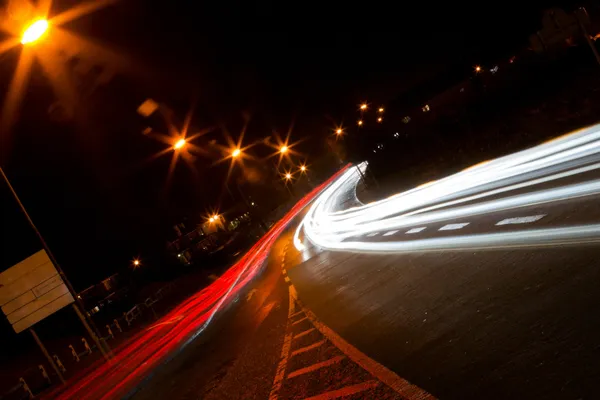 Auto beleuchtet Wege — Stockfoto