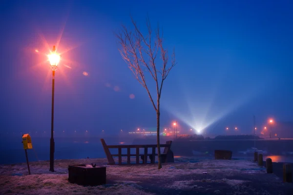 Νυχτερινή άποψη του ποταμού corrib στην ομίχλη χειμώνα — Φωτογραφία Αρχείου