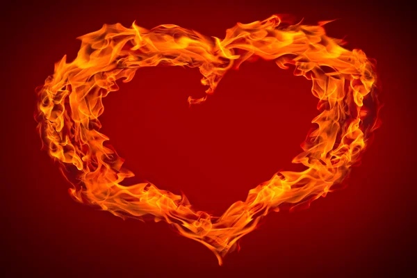 Flamme de feu de coeur sur fond rouge — Photo