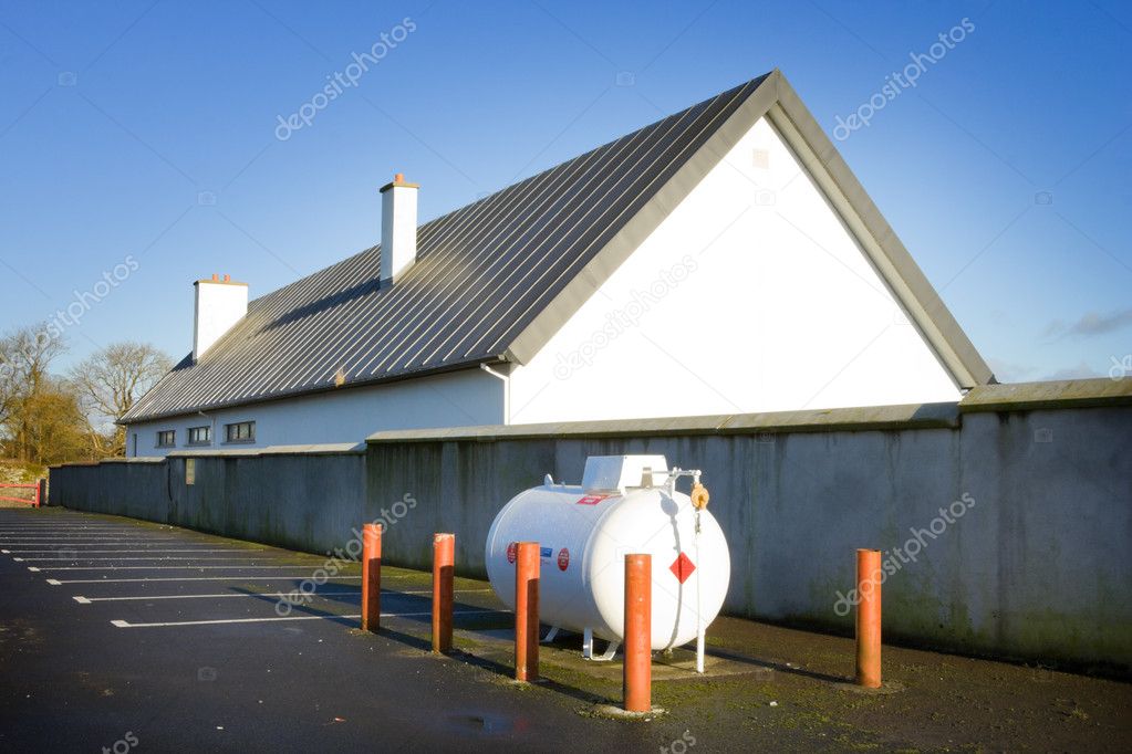 Gas tank and building