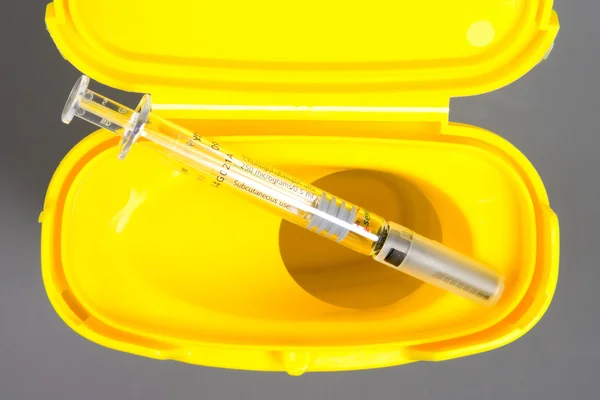 Recipiente amarelo para seringas usadas — Fotografia de Stock