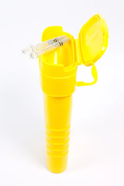 Contenant jaune pour seringues usagées — Photo