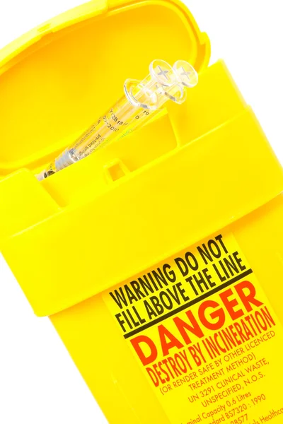 Желтый контейнер для использованных шприцов — стоковое фото