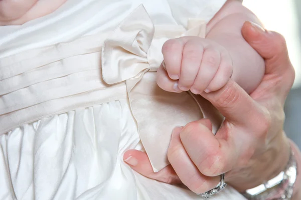 Tiny baby hand holding mothers finger — Stock Photo, Image