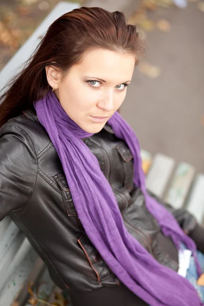 Closeup portræt af ung kvinde med yel - Stock-foto