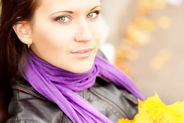 Closeup portret van een jonge vrouw met yel — Stockfoto