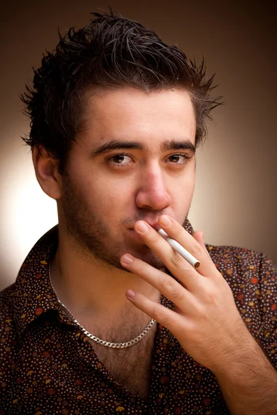 一支香烟的人的滑稽肖像 — 图库照片