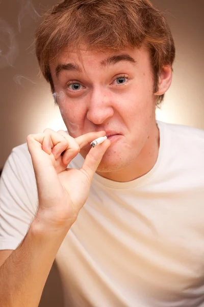 Legrační Portrét muže s cigaretou — Stock fotografie