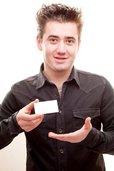Homem segurando um cartão comercial em branco — Fotografia de Stock