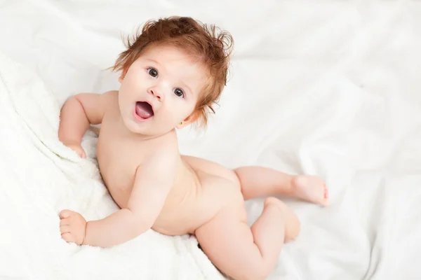 Baby flicka i sängen. mjukt fokus. — Stockfoto