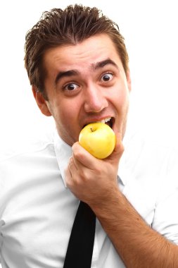 Elma yiyen genç adam.
