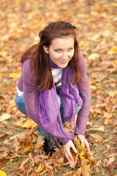Vrouw in herfstpark — Stockfoto