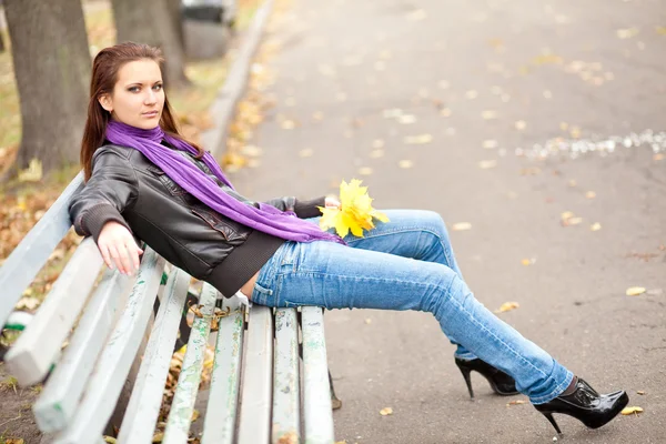 Kvinde i efteråret park - Stock-foto