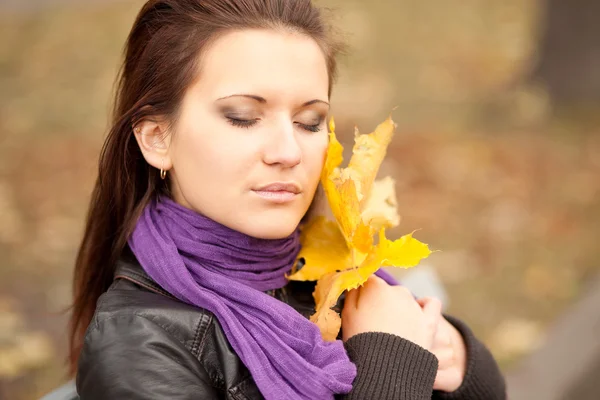 Portrait of young woman in autumn park. — Stock Photo, Image