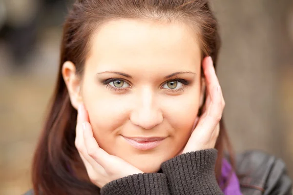 Closeup Portrait of young woman in autum — Stock Photo, Image