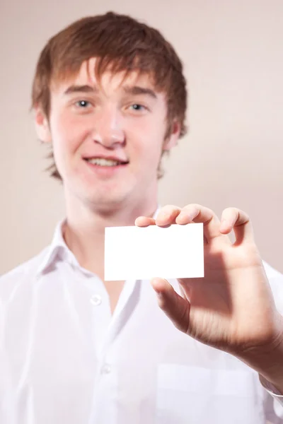 Hombre sosteniendo una tarjeta de visita en blanco —  Fotos de Stock
