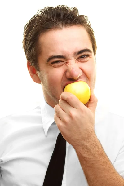 Jovem comendo maçã — Fotografia de Stock