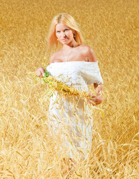Jonge mooie vrouw in gouden tarwe fi — Stockfoto