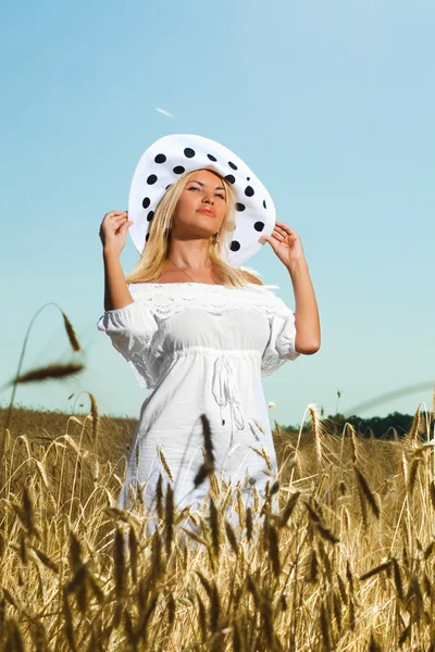 Sexy Woman in a hat on the field — Stock Photo, Image