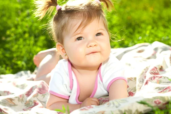 Retrato de bebê na grama — Fotografia de Stock