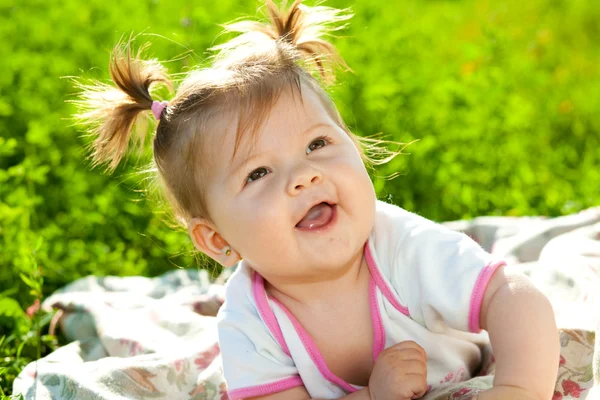 Baby portrét na trávě — Stock fotografie