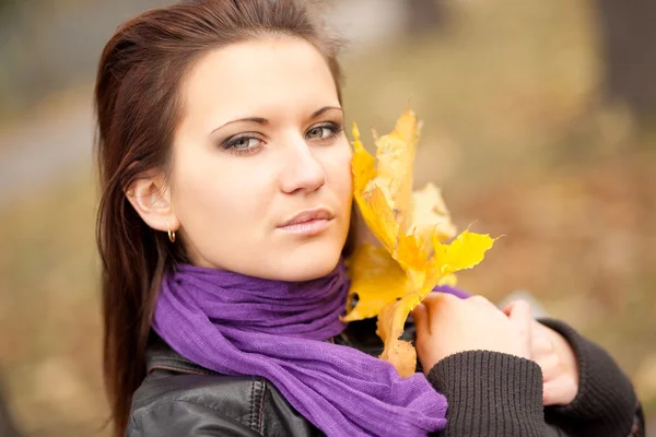 Porträtt av ung kvinna i höst park在秋天公园的年轻女人肖像. — Stockfoto
