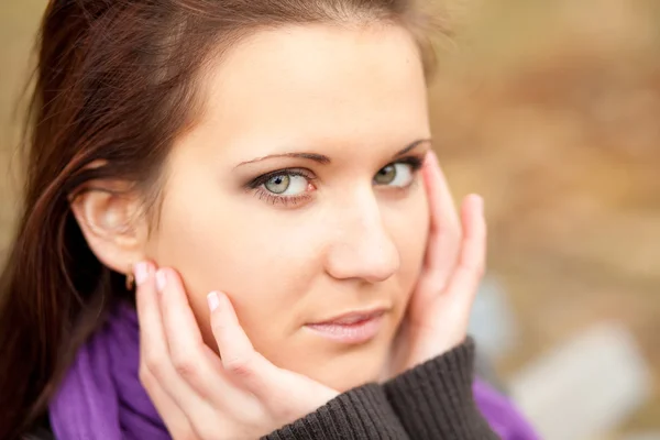 Close-up retrato de jovem mulher — Fotografia de Stock