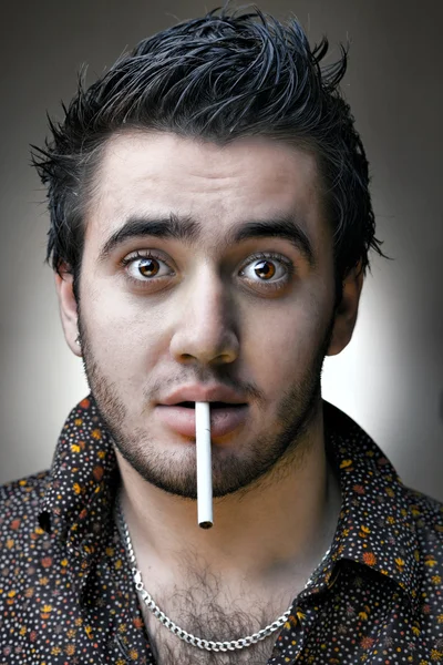 Homme avec une cigarette — Photo