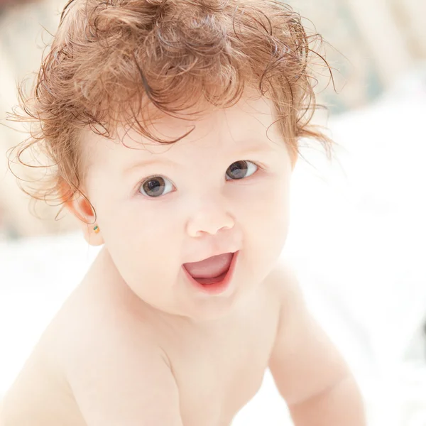 Feliz retrato de bebé. Luz suave . — Foto de Stock