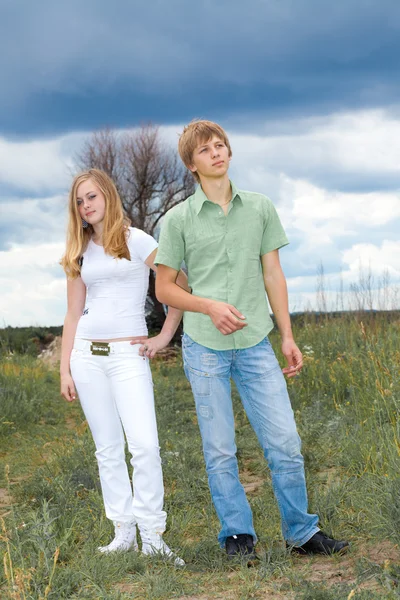 Подростки в поле — стоковое фото