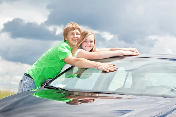 Dospívající na auto v oboru — Stock fotografie