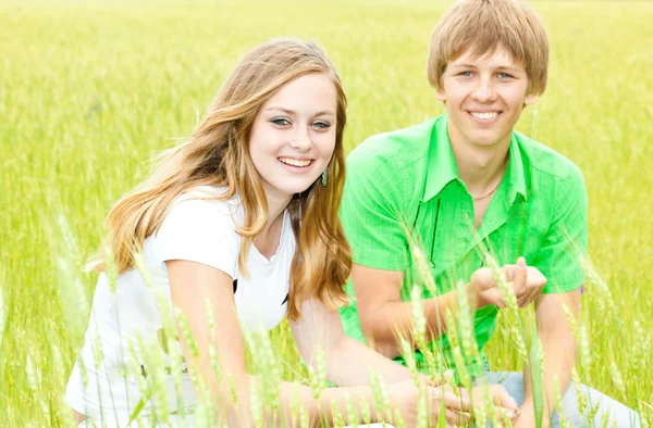 Glada tonåringar i fältet. fokusera på girl. — Stockfoto